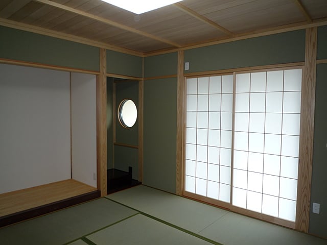 和室、天井板は県産材の杉、丸い窓がワンポイント
