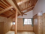 屋根裏を利用した居間、天井板は県産材の杉